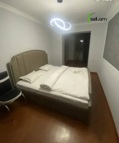 3 սենյականոց բնակարան Ռոստովյան փողոցում, 80 ք.մ., 1/5 հարկ, կապիտալ վերանորոգված, քարե շենք