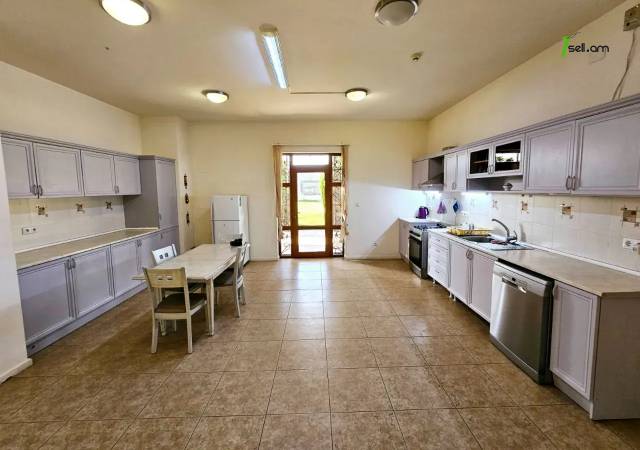 Երկու հարկանի քարե տուն, Վահագնի Թաղամաս Աջափնյակում, 1820 ք.մ., 3+ սանհանգույց