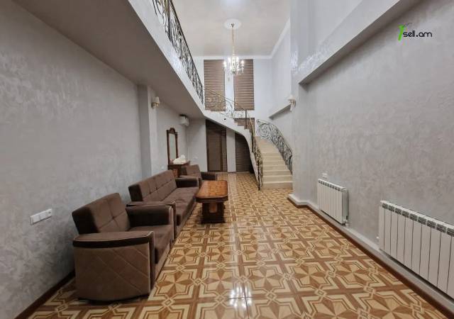 Երեք հարկանի քարե տուն Գաջեգործների փողոցում Էրեբունիում, 900 քմ, 2 սանհանգույց
