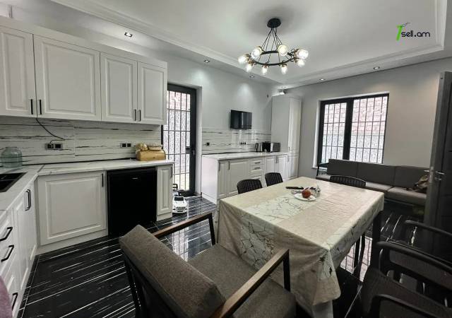 Երկու հարկանի քարե տուն 21-րդ փողոցում Զովունիում, 220 ք.մ., 2 սանհանգույց, կապիտալ վերանորոգված