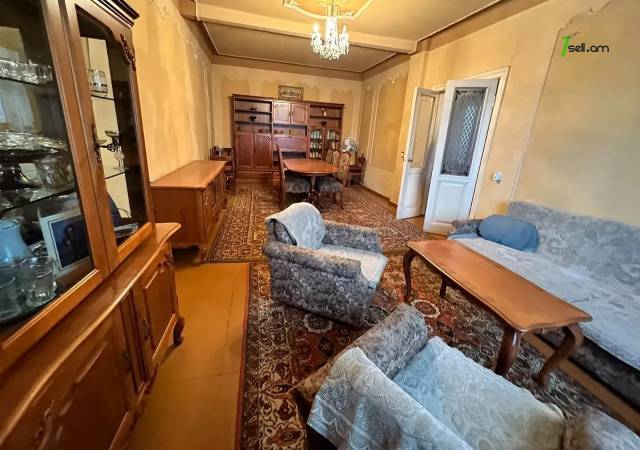 Երկու հարկանի քարե տուն Նաիրի Զարյան փողոցում կենտրոնում, 567 ք.մ., 2 սանհանգույց