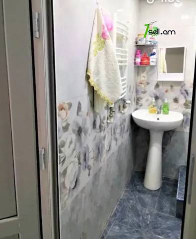 1 սենյականոց բնակարան Ռոստովյան փողոցում, 35 ք.մ., 3/5 հարկ, եվրովերանորոգված, քարե շենք