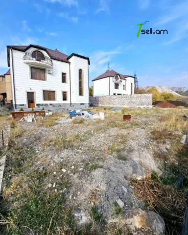 Երեք հարկանի քարե տուն Դավիթ Բեկի փողոցում Նոր Նորքում, 1003 քմ, 3+ սանհանգույց