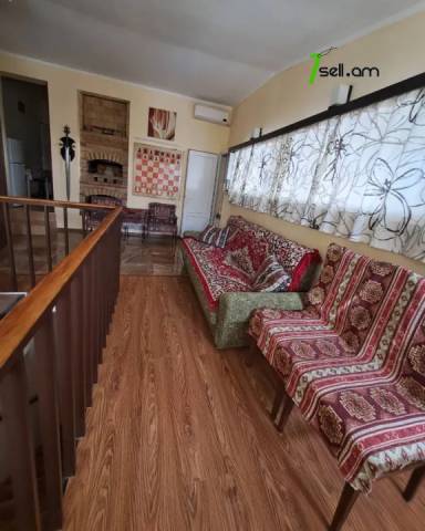 Ընդարձակ 1 սենյականոց բնակարան Թումանյան փողոցում, 52 քմ, կապիտալ վերանորոգված