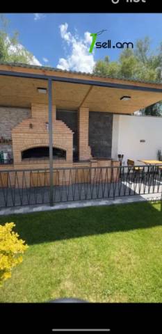 Երկու հարկանի քարե ամառանոց 3-րդ փողոցում Ակունքում, 160 քմ, 3+ սանհանգույց, եվրովերանորոգված