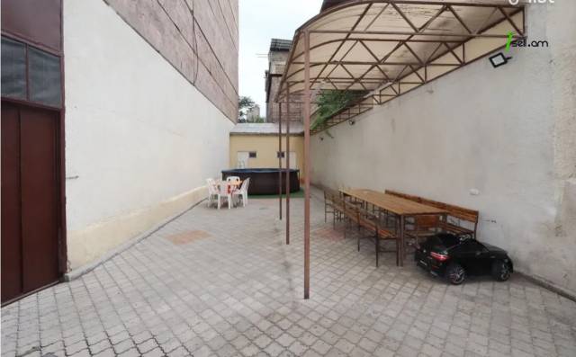 Երեք հարկանի քարե տուն Տիգրան Մեծի պողոտայում Էրեբունիում, 372 ք.մ., 2 սանհանգույց, եվրովերանորոգված