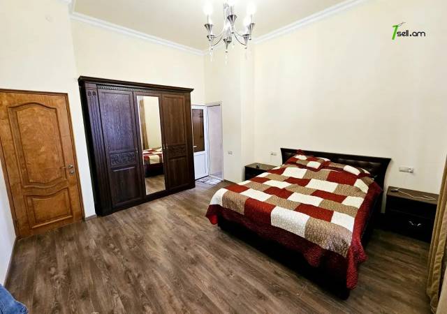 Երեք հարկանի քարե տուն Բագրևանդի փողոցում Նոր Նորքում, 1560 ք.մ., 3+ սանհանգույց