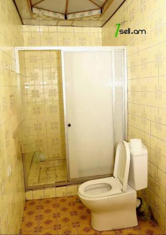 Երկու հարկանի քարե տուն Նոր-Արեշի 42 փողոցում Էրեբունիում, 700 ք.մ., 2 սանհանգույց