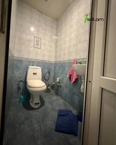 1 սենյականոց բնակարան Շինարարների փողոցում, 29 քմ, 1/5 հարկ, կապիտալ վերանորոգված, քարե շենք