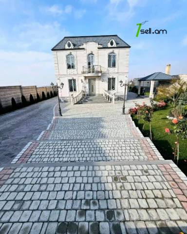 Երկու հարկանի քարե տուն Ամառանոցային փողոցում Ջրվեժում, 2100 քմ, 2 սանհանգույց, կապիտալ վերանորոգված