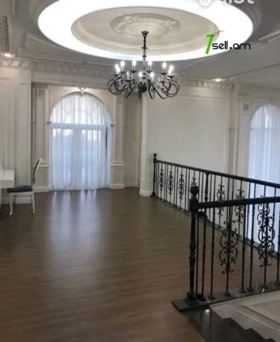 Երեք հարկանի քարե տուն Բագրևանդի փողոցում Նոր Նորքում, 450 ք.մ., 3+ սանհանգույց