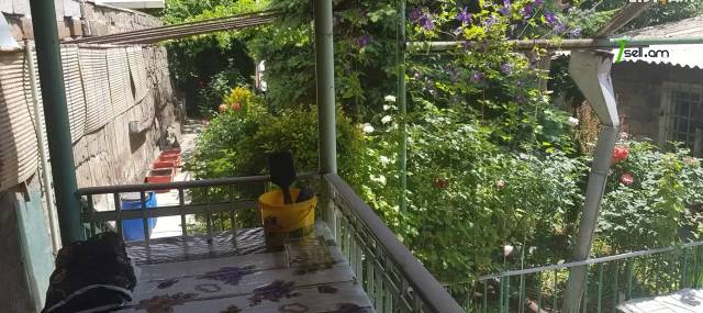 Երկու հարկանի քարե տուն Չարենցի փողոցում կենտրոնում, 435 ք.մ., կոսմետիկ վերանորոգում