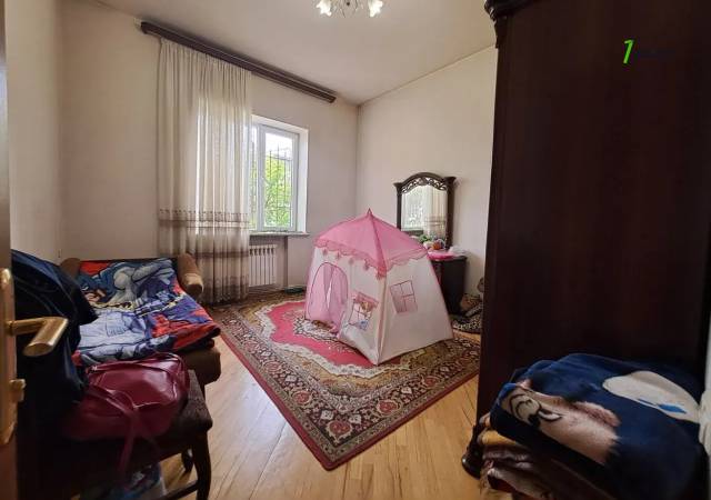 Երեք հարկանի քարե տուն Դավիթ Բեկի փողոցում Էրեբունիում, 900 ք.մ., 2 սանհանգույց