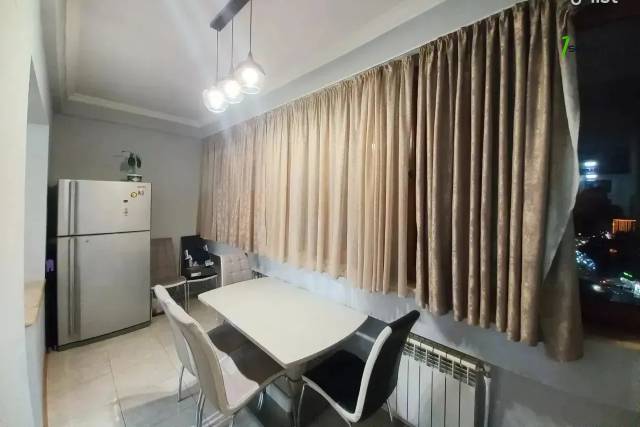 4 սենյականոց բնակարան Լեփսիուսի փողոցում, 90 ք.մ., նախավերջին հարկ, եվրովերանորոգված