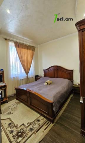 Երեք հարկանի տուն, Դուրյան թաղամաս Ավանում, 1190 քմ, 3+ սանհանգույց, կապիտալ վերանորոգված