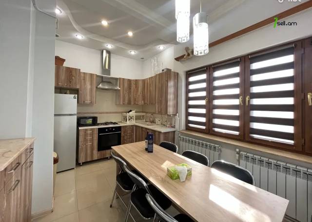 4 սենյականոց բնակարան, Paronyan St, 85 քմ, բարձր առաստաղներ, եվրովերանորոգված, քարե շենք