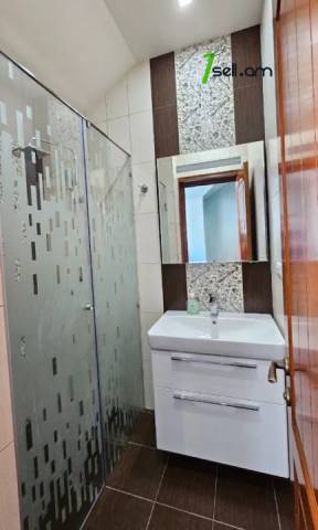 Երեք հարկանի քարե տուն Մոլդովական փողոցում Նոր Նորքում, 1240 քմ, 3+ սանհանգույց