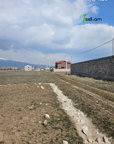 Հողատարածք բնակելի շինությունների համար Եղվարդում, 400 քմ