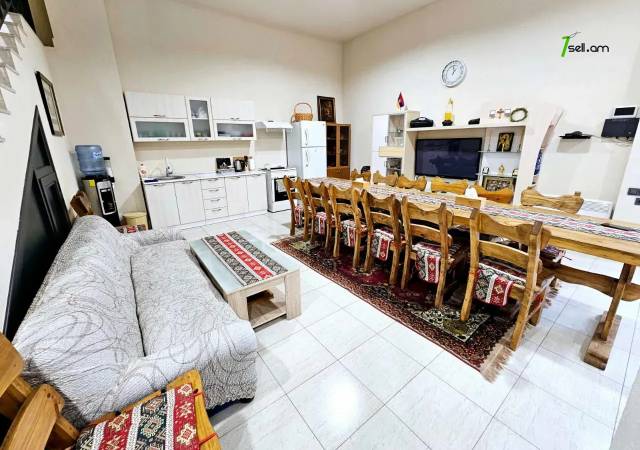 Երեք հարկանի քարե տուն Կիևյան փողոցում Արաբկիրում, 500 ք.մ., 3+ սանհանգույց, կապիտալ վերանորոգված