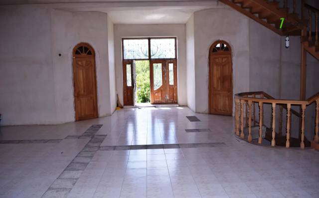 Երկու հարկանի քարե տուն, Ախուրյան խճուղի Ախուրյանում, 680 ք.մ., 2 սանհանգույց, մեծ հողամաս