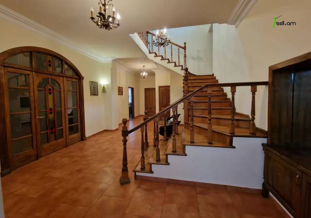 Երկու հարկանի քարե տուն, Եղվարդի խճուղի Զովունիում, 1000 ք.մ., 3+ սանհանգույց, եվրովերանորոգված