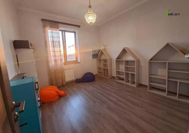 Բազմաֆունկցիոնալ գույք Գյուրջյան փողոցում Նոր Նորքում, 400 ք.մ.