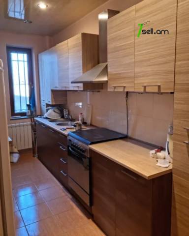 Երկու հարկանի քարե տուն Քեռու փողոցում Ձորաղբյուրում, 1200 քմ, 2 սանհանգույց, եվրովերանորոգված