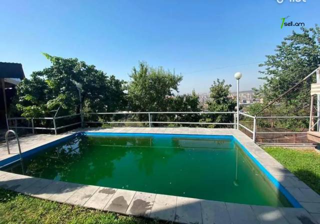 Երեք հարկանի քարե տուն Սերո Խանզադյան փողոցում Նորք Մարաշում, 370 ք.մ., 3+ սանհանգույց, մեծ հողամաս