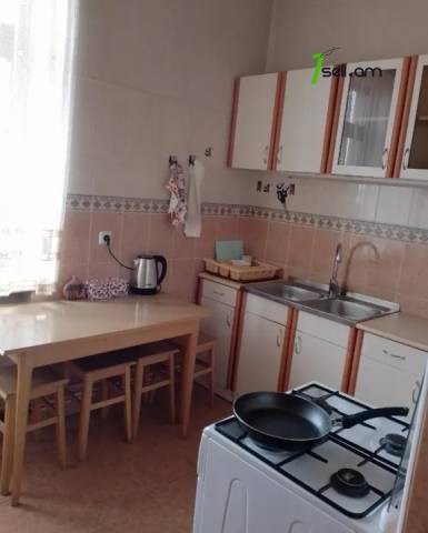 2 սենյականոց բնակարան Թումանյան փողոցում, 60 ք.մ., բարձր առաստաղներ, եվրովերանորոգված, քարե շենք