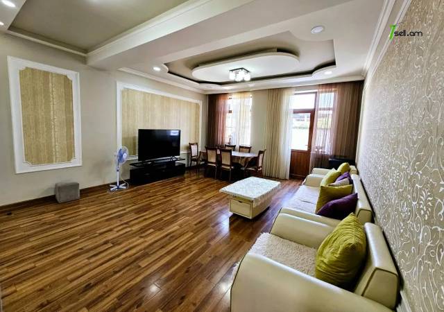 Երեք հարկանի քարե տուն Սասունցի Դավիթ փողոցում Էրեբունիում, 200 ք.մ., 3+ սանհանգույց