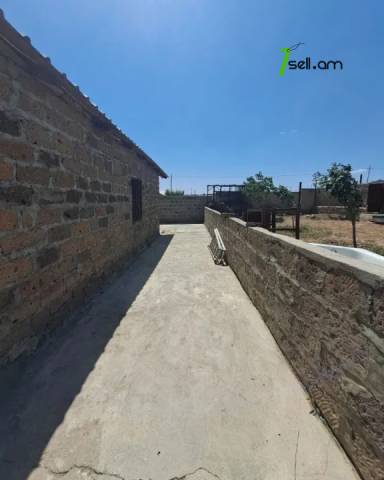 Մեկ հարկանի քարե տուն Զովունիում, 1050 քմ