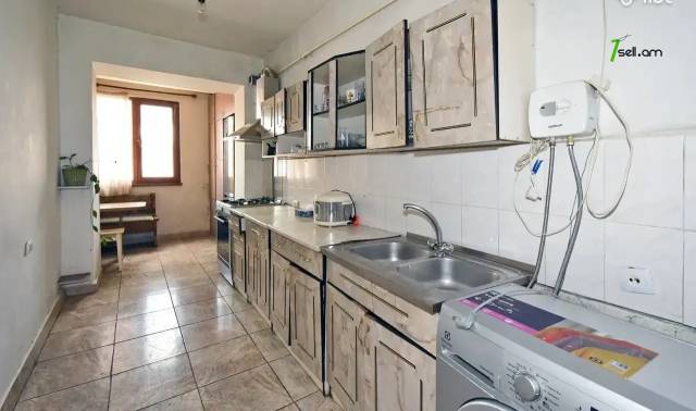 4 սենյականոց բնակարան Ավետիս Ահարոնյան փողոցում, 100 քմ, կոսմետիկ վերանորոգում, քարե շենք