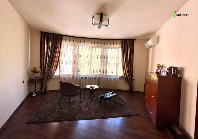 3 սենյականոց բնակարան Մեսրոպ Մաշտոցի պողոտայում, 85 ք.մ., նախավերջին հարկ, կապիտալ վերանորոգված