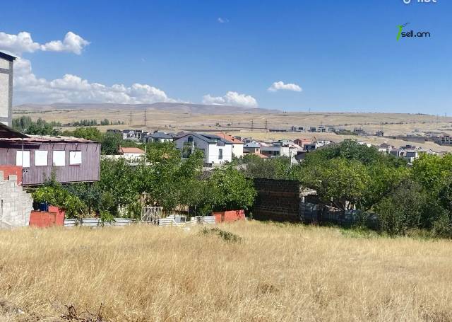 Հողատարածք բնակելի շինությունների համար Ավանում, 800 ք.մ.