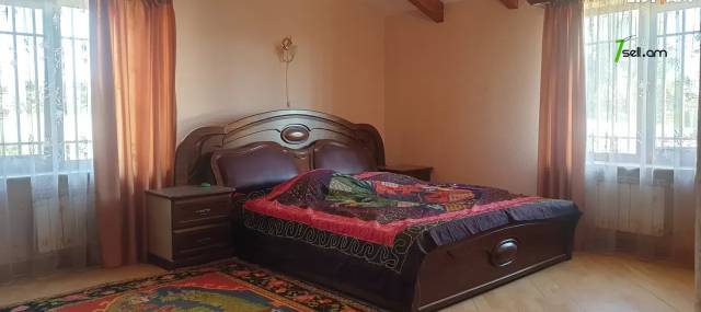 Երկու հարկանի քարե տուն Բագրևանդի փողոցում Նոր Նորքում, 250 ք.մ., 2 սանհանգույց, եվրովերանորոգված