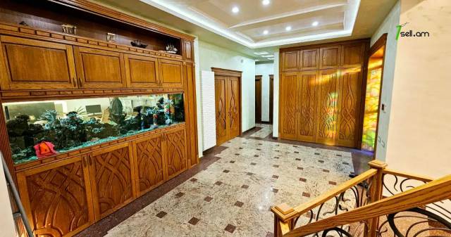 Երեք հարկանի քարե տուն Մոլդովական փողոցում Նոր Նորքում, 1240 քմ, 3+ սանհանգույց