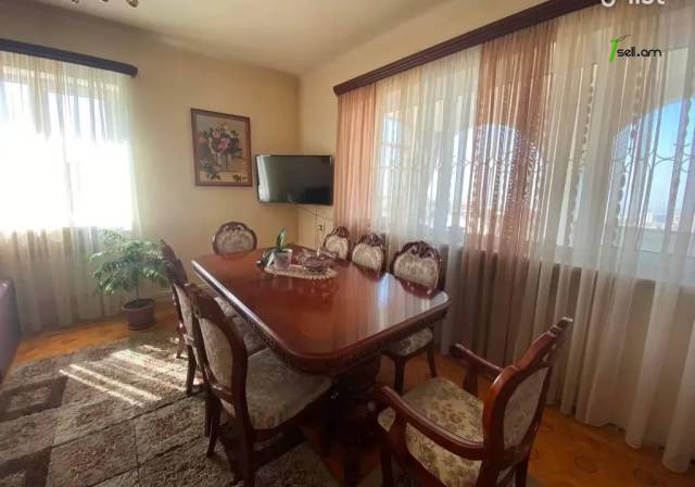 Երեք հարկանի քարե տուն Սերո Խանզադյան փողոցում Նորք Մարաշում, 370 ք.մ., 3+ սանհանգույց, մեծ հողամաս