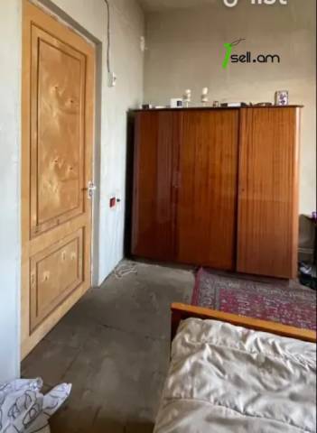 Երեք հարկանի քարե տուն Մանուշյան փողոցում Արաբկիրում, 350 ք.մ., 2 սանհանգույց