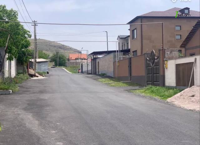 Հողատարածք բնակելի շինությունների համար Ավանում, 800 ք.մ.