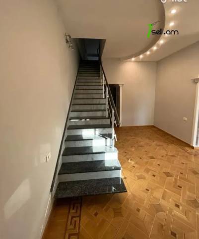 Ընդարձակ 6 սենյականոց բնակարան Մեսրոպ Մաշտոցի պողոտայում, 308 քմ, նախավերջին հարկ, 3+ սանհանգույց