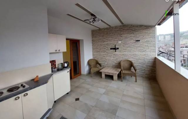 6 սենյականոց բնակարան Հանրապետության փողոցում, 230 ք.մ., նախավերջին հարկ, 3+ սանհանգույց