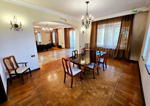 Երկու հարկանի քարե տուն Ծարավ Աղբյուրի փողոցում Ավանում, 1650 ք.մ., 3+ սանհանգույց