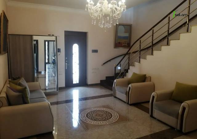 Երկու հարկանի քարե տուն Դավիթ Բեկի փողոցում Էրեբունիում, 530 ք.մ., 2 սանհանգույց