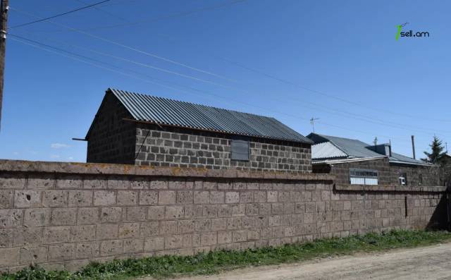 Մեկ հարկանի քարե տուն Մարմաշենում, 141 ք.մ., 2 սանհանգույց, մեծ հողամաս, եվրովերանորոգված