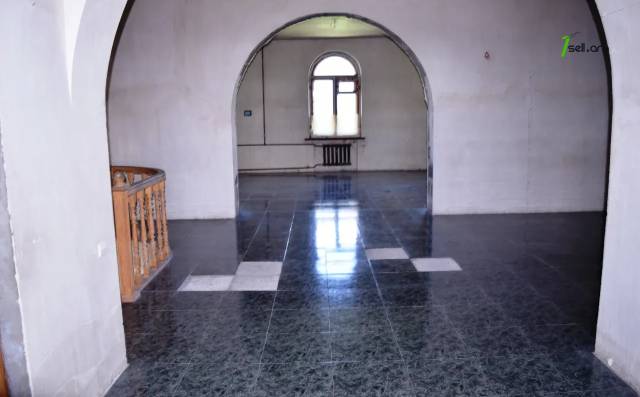Երկու հարկանի քարե տուն, Ախուրյան խճուղի Ախուրյանում, 680 ք.մ., 2 սանհանգույց, մեծ հողամաս