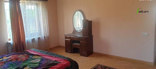 Երկու հարկանի քարե տուն Բագրևանդի փողոցում Նոր Նորքում, 250 ք.մ., 2 սանհանգույց, եվրովերանորոգված