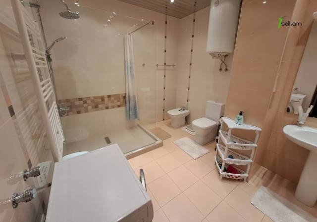 3 սենյականոց բնակարան Թումանյան փողոցում, 121 ք.մ., 2 սանհանգույց, բարձր առաստաղներ, 3/7 հարկ