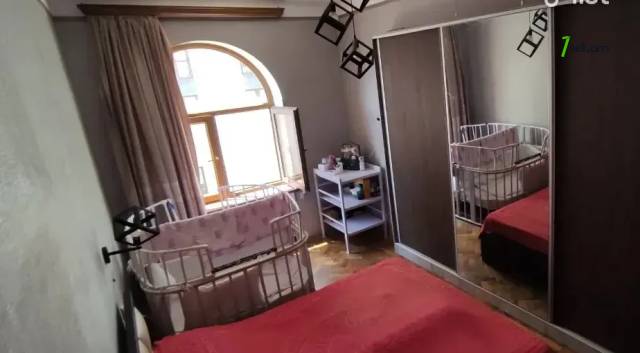 3 սենյականոց բնակարան Ալեքսանդր Սպենդիարյանի փողոցում, 74 ք.մ., բարձր առաստաղներ, նախավերջին հարկ