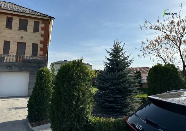 Երեք հարկանի տուն, Վահագնի Թաղամաս Աջափնյակում, 500 ք.մ., 3+ սանհանգույց