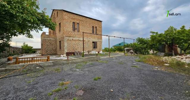 Երկու հարկանի քարե տուն Դավիթ Բեկի փողոցում Էրեբունիում, 240 քմ, 2 սանհանգույց, եվրովերանորոգված